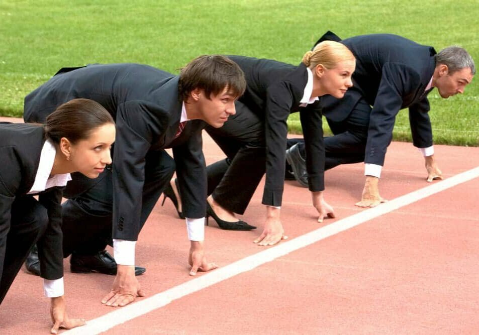 BusinessRun_1000 Business people lined up at track starting line