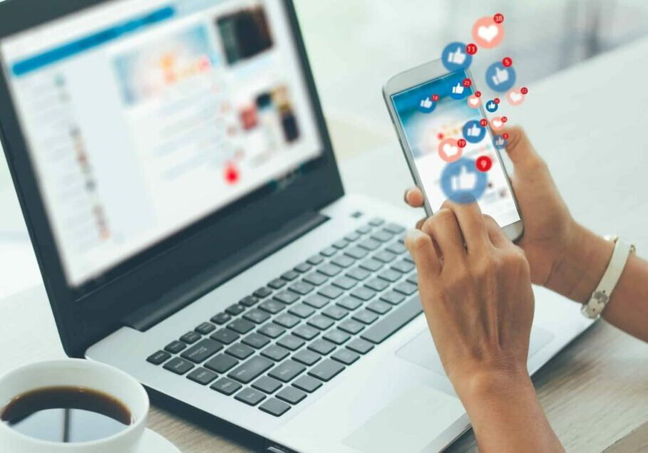 online-marketing Girl using mobile social media